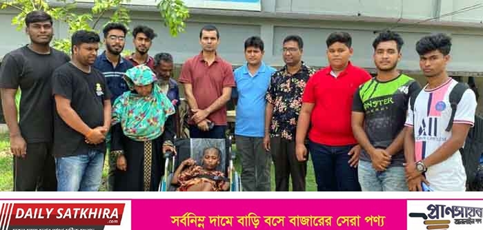 শিশু সাদিয়াকে হুইলচেয়ার উপহার দিলেন তালার ইউএনও