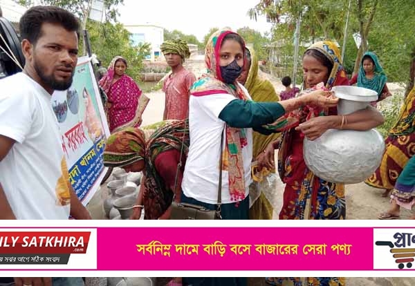 শ্যামনগর উপকূলে সুপেয় খাবার পানি বিতরণে আ’লীগ নেত্রী