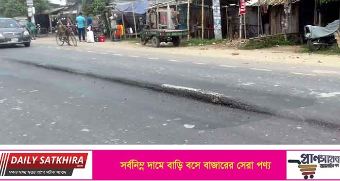 ত্রিশমাইল মোড়ের মেইন সড়কের বুক উচু-নিচু : দূর্ঘটনার আশঙ্কা