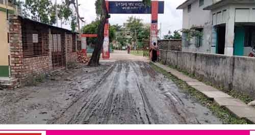 আশাশুনি স্বাস্থ্য কমপ্লেক্সে প্রবেশের রাস্তা বেহাল দশা