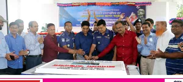 পদ্মাসেতুর উদ্বোধনে প্রধানমন্ত্রীকে কৃতজ্ঞতা জানিয়ে সাতক্ষীরায় পুলিশের কেক কাটা