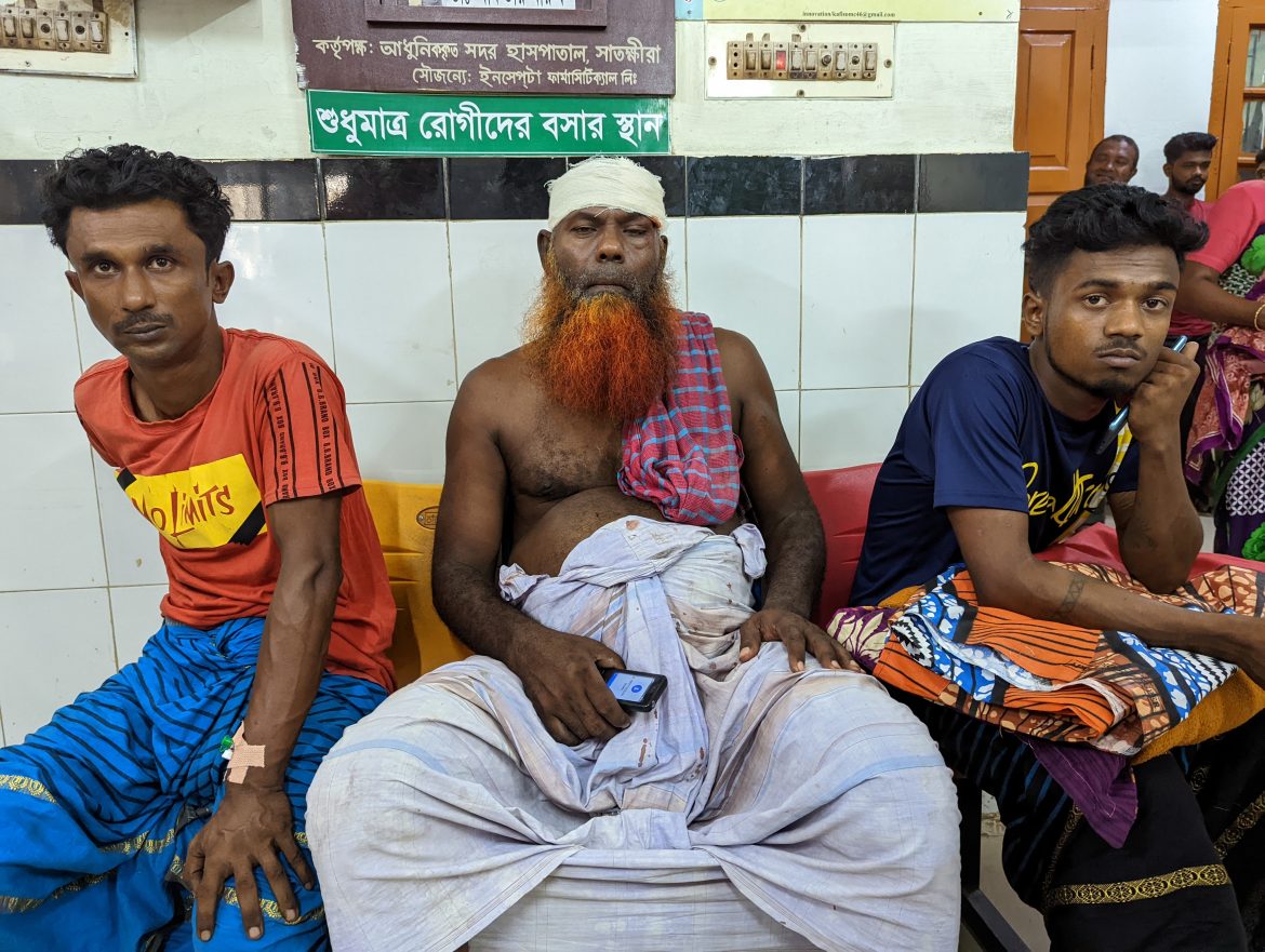 সাতক্ষীরায় জমি-জমা সংক্রান্ত বিরোধের জেরে এক ব্যক্তিকে পিটিয়ে আহত