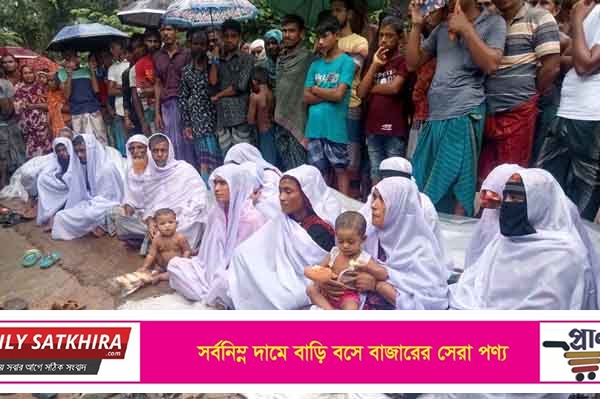 আশাশুনিতে জমি ফিরে পেতে কাফনের কাপড় পরে অনশন