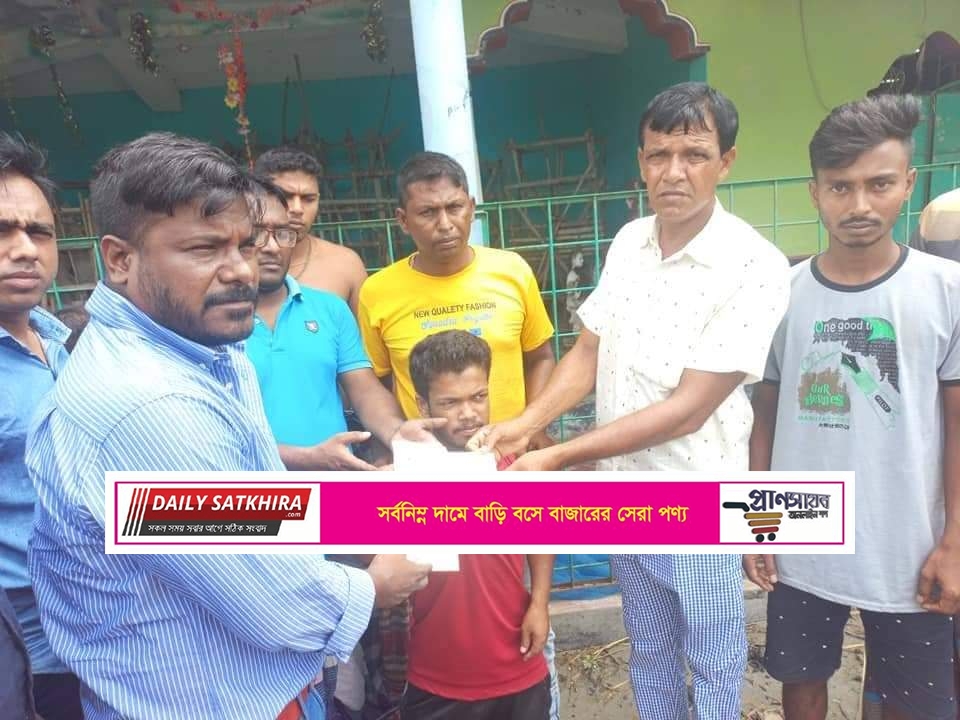 শ্যামনগরে কেন্দ্রীয় যুবলীগের পক্ষ থেকে বিভিন্ন পূজা মন্ডপে চেক বিতরণ