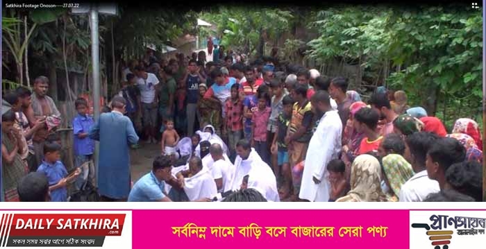 আশাশুনিতে কাফনের কাপড় পরে দ্বিতীয় দিনের ন্যায় অনশন কর্মসুচি