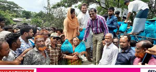 শ্যামনগরে দূর্গতদের মাঝে সাবেক এমপি গোলাম রেজার ত্রাণ বিতরণ