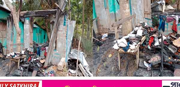 তালায় আগুনে দোকান পুড়ে ছাই