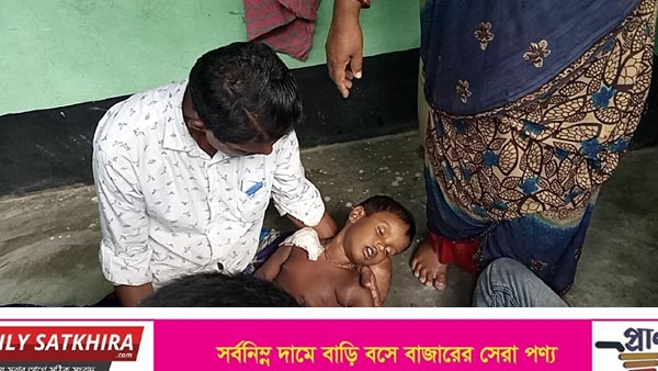 শ্যামনগরে বুকে কাঁচি ঢুকে শিশুর মৃত্যু