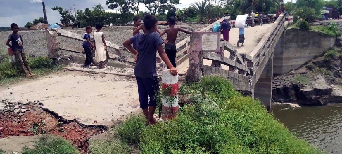 ঝুঁকিপূর্ণ বাঁকড়া ব্রীজটি ব্যবহারে বিরত থাকতে সতর্ক করলেন ইউএনও
