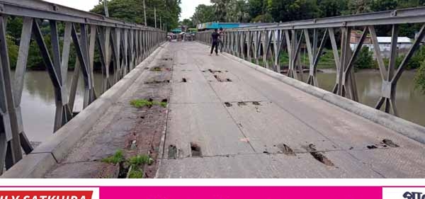 সাতক্ষীরার সীমান্তবর্তী শাখরা-কোমরপুর ব্রিজ এখন মরন ফাঁদ