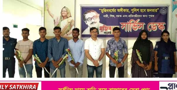 দেবহাটায় নতুন নিয়োগপ্রাপ্ত প্রশিক্ষণ প্রাপ্ত পুলিশ কনস্টেবলদের ওসির ফুলেল শুভেচ্ছা