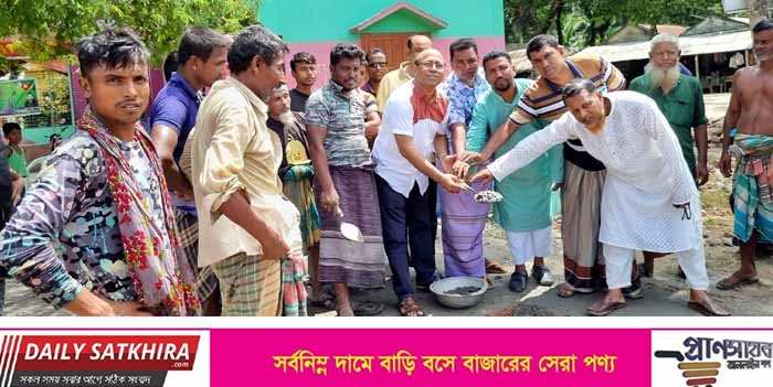 সাতক্ষীরার বাঁশদহা ইউনিয়ন পরিষদ চত্বর সিসি ঢালাইয়ের উদ্বোধন