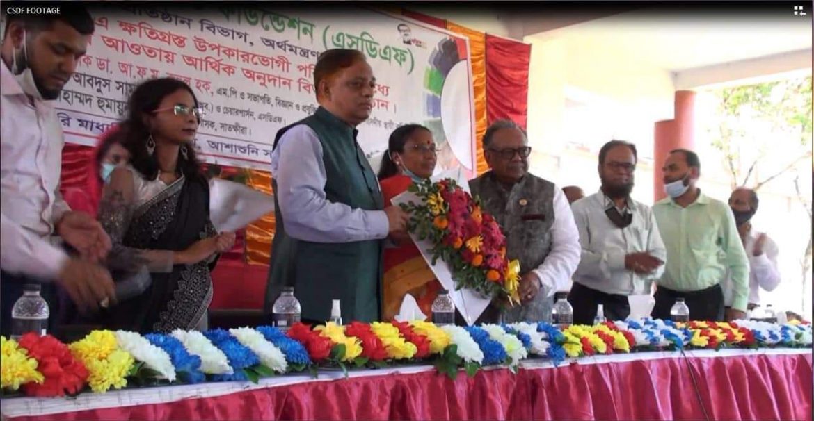 সাতক্ষীরায়  পাঁচটি উপজেলার ৩৪ হাজার ৪৩ জন উপকারভোগীদের মাঝে নগদ অর্থ বিতরণ