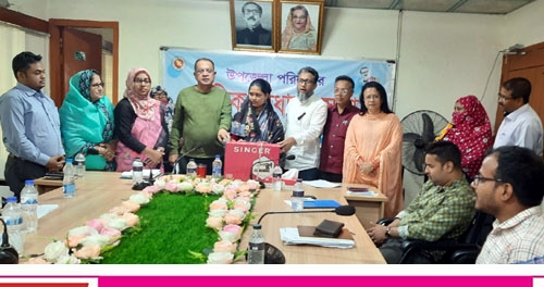 সাতক্ষীরা সদরে অসহায় নারীদের মাঝে সেলাই মেশিন বিতরণ