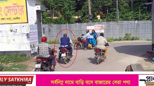 সাতক্ষীরায় ট্রাফিক পুলিশই মানছেনা ট্রাফিক আইন !