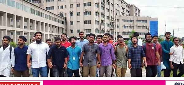 গ্রেনেড হামলার প্রতিবাদে সাতক্ষীরা মেডিকেলে ছাত্রলীগের বিক্ষোভ
