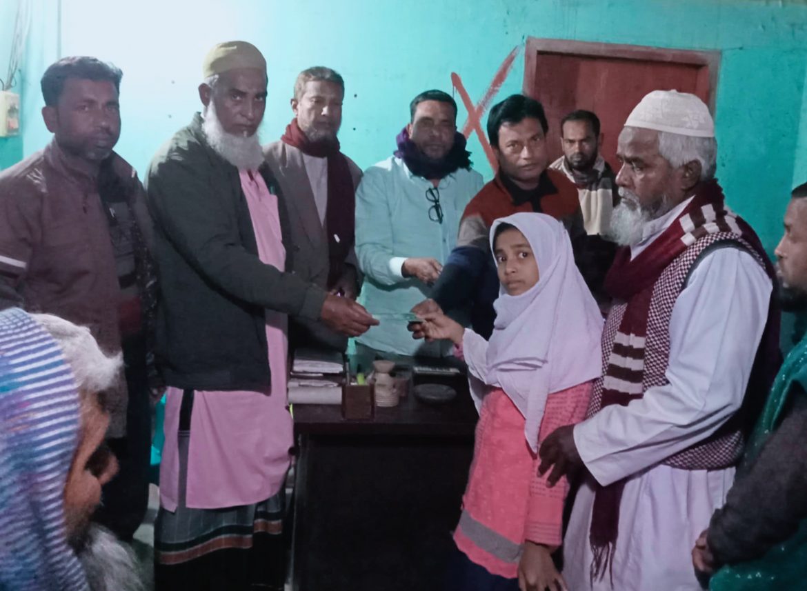 দেবহাটায় বিএনপি নেতার অসহায়দেরকে নগদ অর্থ সহায়তা