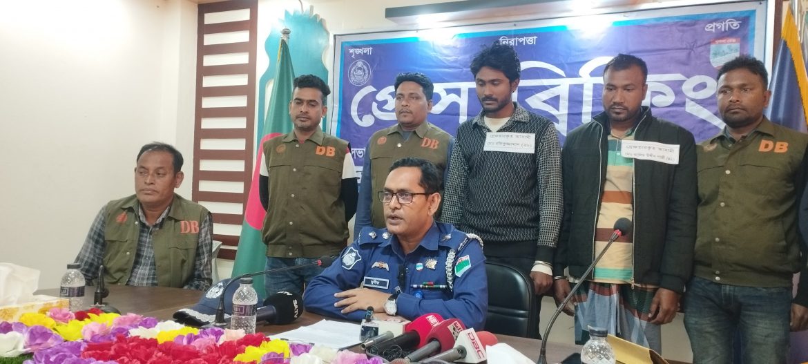 সাতক্ষীরায় ব্যবসায়ীর ২৩ লাখ টাকা ছিনতাইয়ের মুল হোতা আলিমুদ্দীন গাজি গ্রেপ্তার