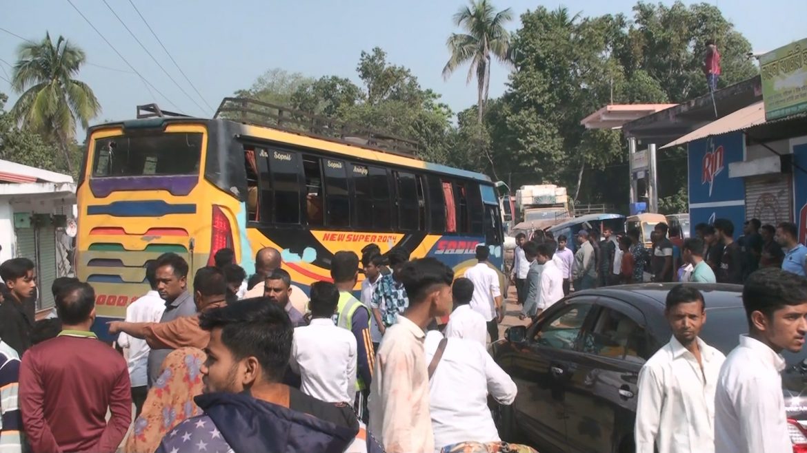 সাতক্ষীরায় প্রধান শিক্ষকের উপর হামলা: গ্রেফতারের দাবিতে শিক্ষার্থীদের সড়ক অবরোধ