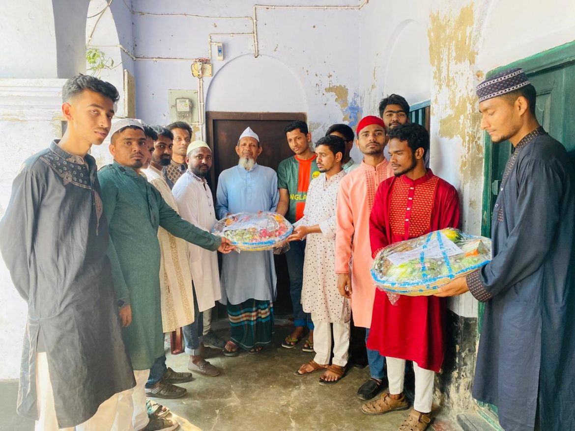 শহীদ আসিফ পরিবারে তারেক রহমানের পক্ষ থেকে ইফতার উপহার