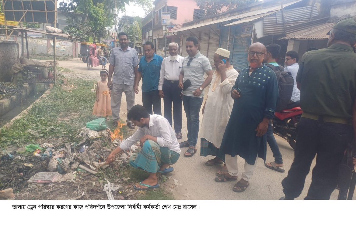 তালায় ড্রেন পরিস্কার করণের কাজ পরিদর্শনে ইউএনও