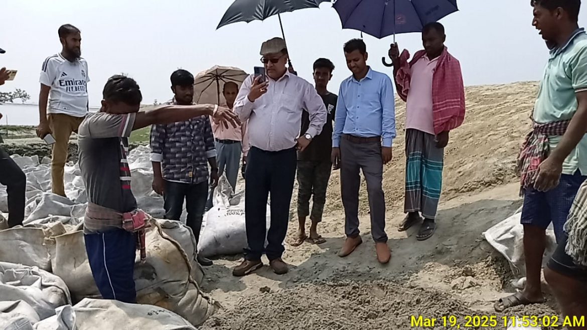 এক মাস বন্ধ থাকার পর আশাশুনি সদরের টেঁকসই বেড়িবাঁধ নির্মানের কাজ চালু