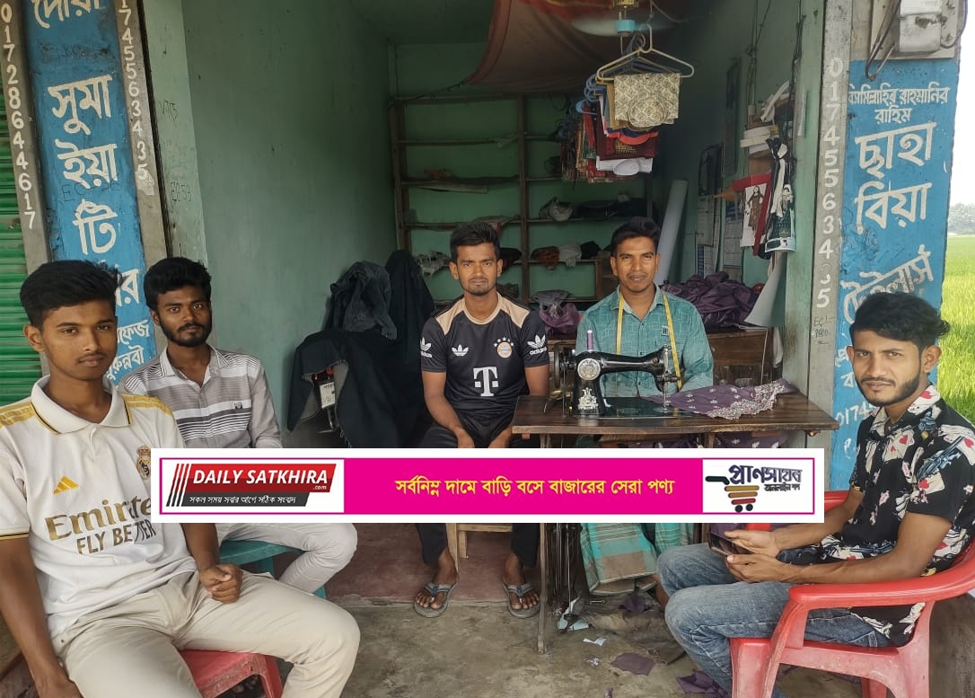 দেবহাটায় ঈদকে ঘিরে ব্যস্ততা বেড়েছে দর্জিপাড়ায়