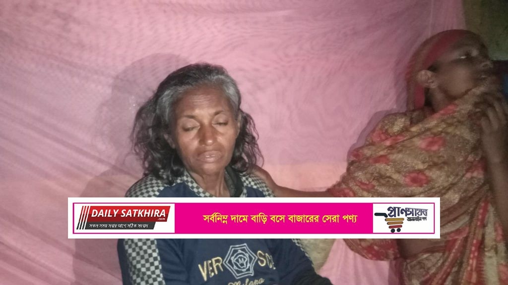 সুন্দরবনের গাছের ডাল থেকে এক বৃদ্ধাকে উদ্ধার করেছে দুই জেলে