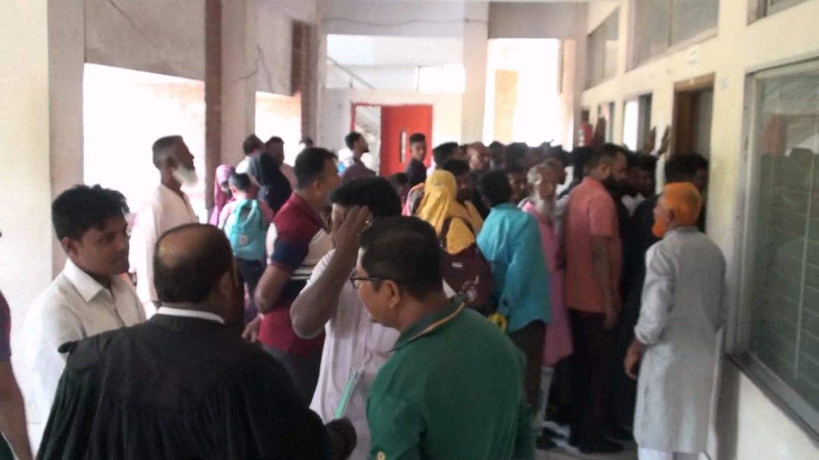 সাতক্ষীরার আ’লীগ নেতা শাকিলকে জেল গেটে জিজ্ঞাসাবাদের আদেশ দেয়ায় বিচারকের অপসারন দাবি