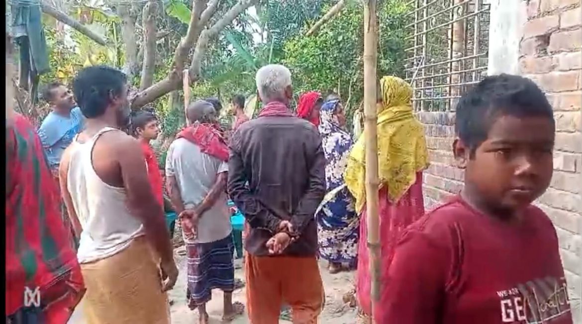 সাতক্ষীরায় বাড়ির লোকজনকে অস্ত্রের মুখে জিম্মি করে সাড়ে পাঁচ লাখ টাকা-৩৫ ভরি সোনার গহনা লুট