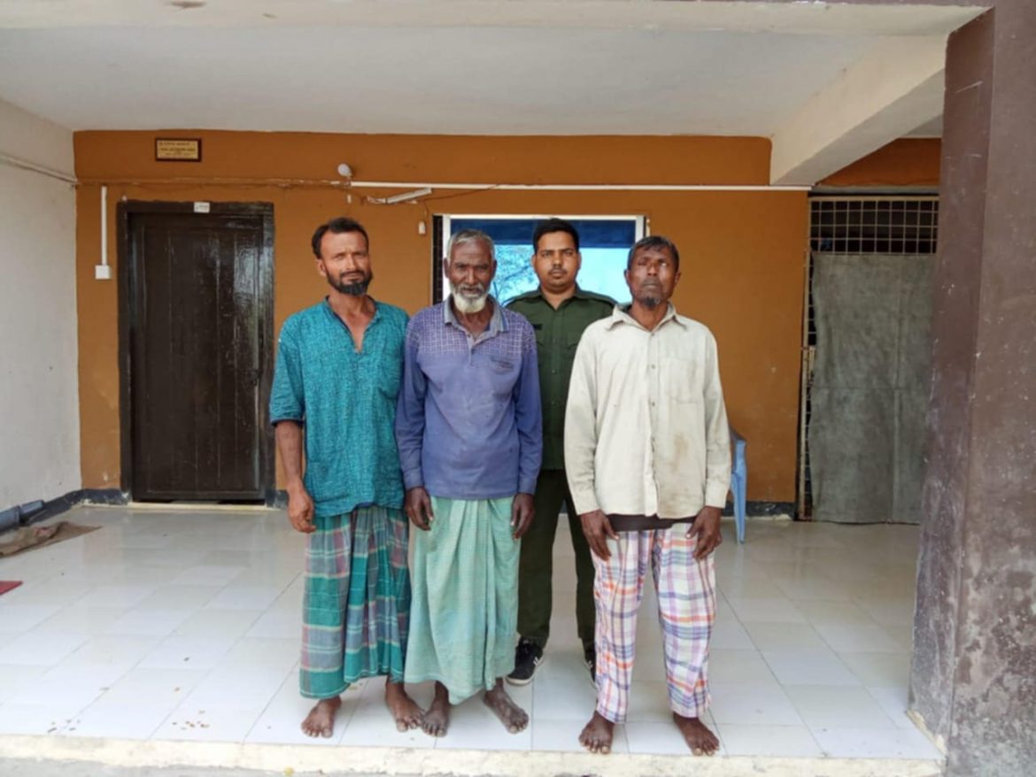 সাতক্ষীরা পশ্চিম সুন্দরবনের অভয়ারণ্য এলাকা থেকে ৩ জেলে আটক