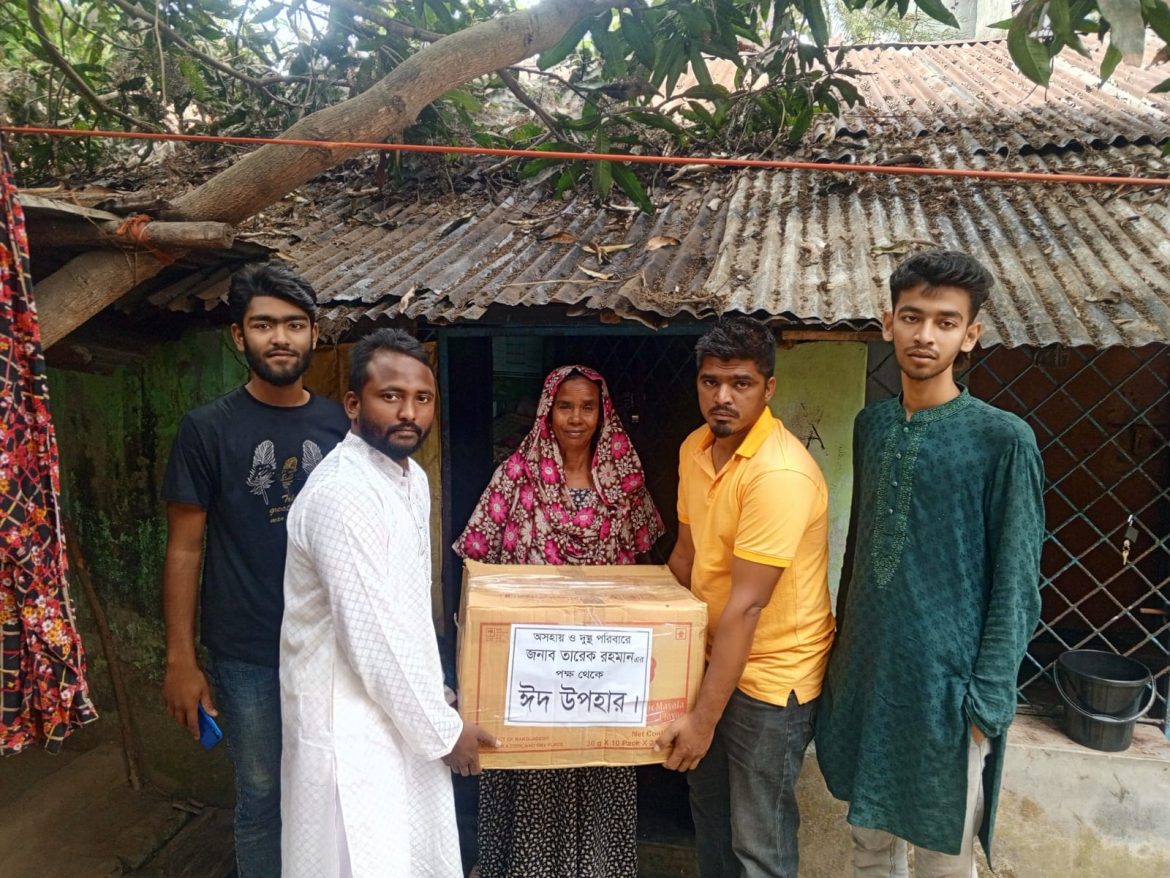 তারেক রহমানের পক্ষে সাতক্ষীরা শহর ছাত্রদলের ঈদ উপহার বিতরণ