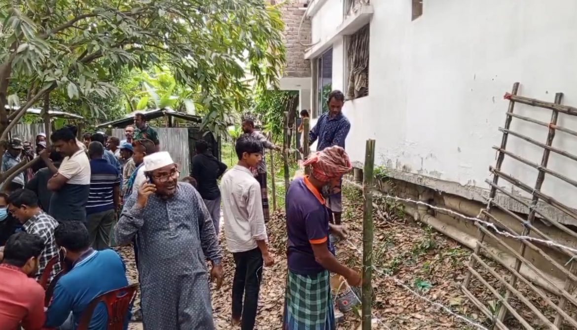 সাতক্ষীরায় সন্ত্রাসী স্টাইলে পৈত্রিক সম্পত্তির প্রাচীর ভাংচুরের অভিযোগ