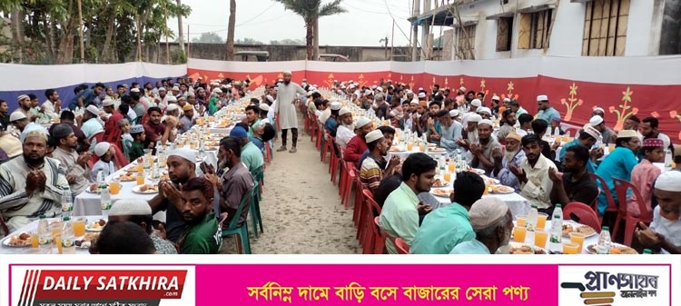 ইটাগাছায় রোজাদারদের সম্মানে ঠিকাদার আশরাফ আলীর ইফতার
