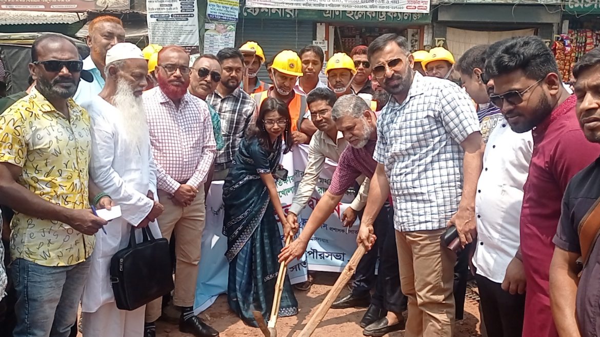 পোস্ট অফিস মোড হতে পুরাতন সাতক্ষীরা হাটখোলা মোড় পর্যন্ত কার্পেটিং রাস্তা নির্মাণ কাজের উদ্বোধন