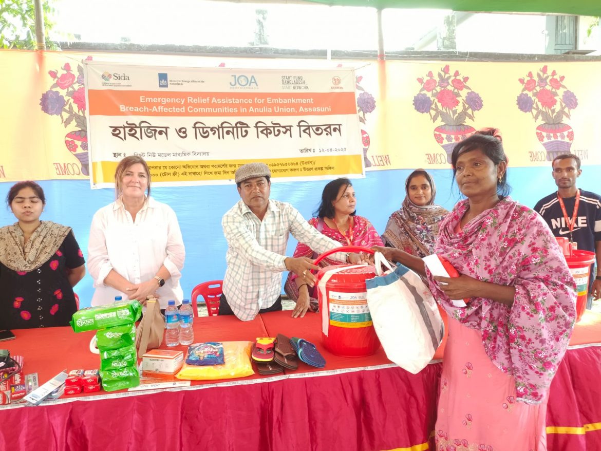 আশাশুনির ভাঙনকবলিত ৫০০ পরিবার পেল নগদ ৬ হাজার টাকা ও সহায়তা