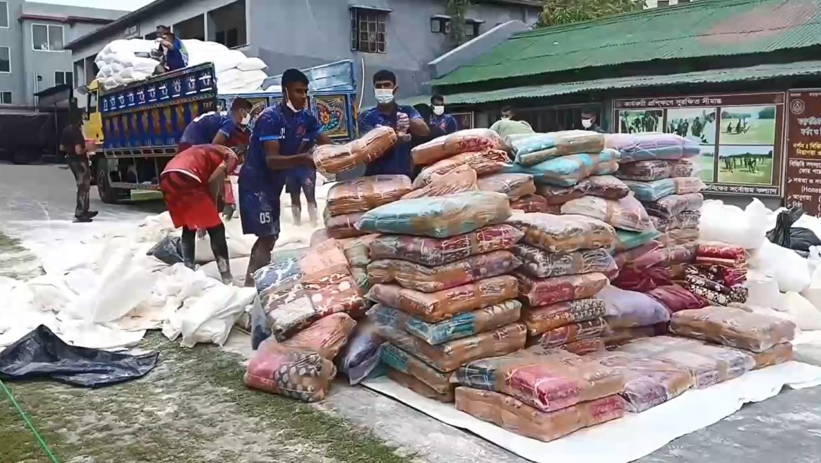 সাতক্ষীরায় ট্রাক ভর্তি ভারতীয় উন্নত মানের শাড়ি-পোস্তদানাসহ ৮ কোটি টাকার মালামাল জব্দ