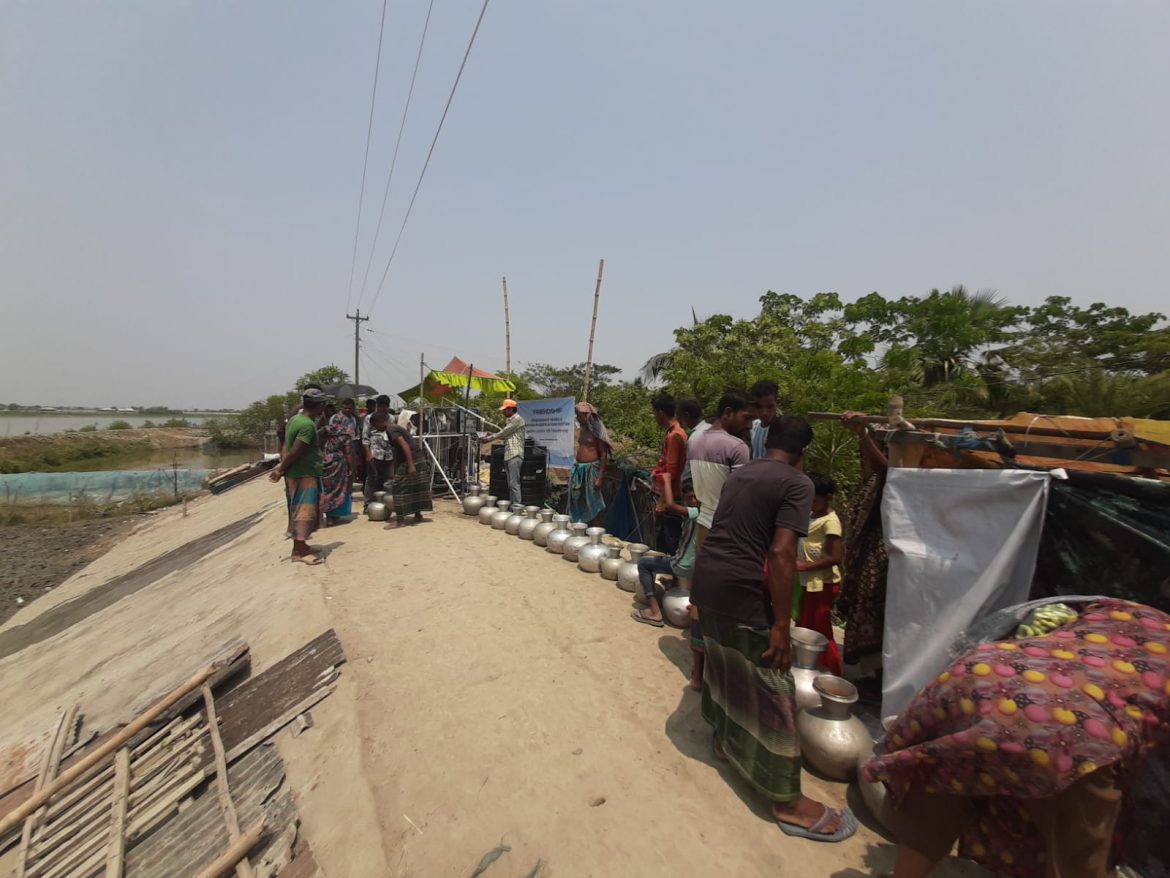 আশাশুনির আনুলিয়ায় লবন জলে আক্রান্ত বাসিন্দাদের পাশে ফ্রেন্ডশিপ