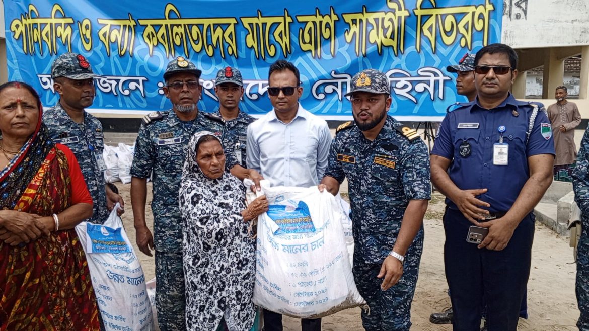 সাতক্ষীরার প্লাবিত এলাকায় নৌবাহিনীর জরুরি ত্রাণ ও মেডিকেল সহায়তা