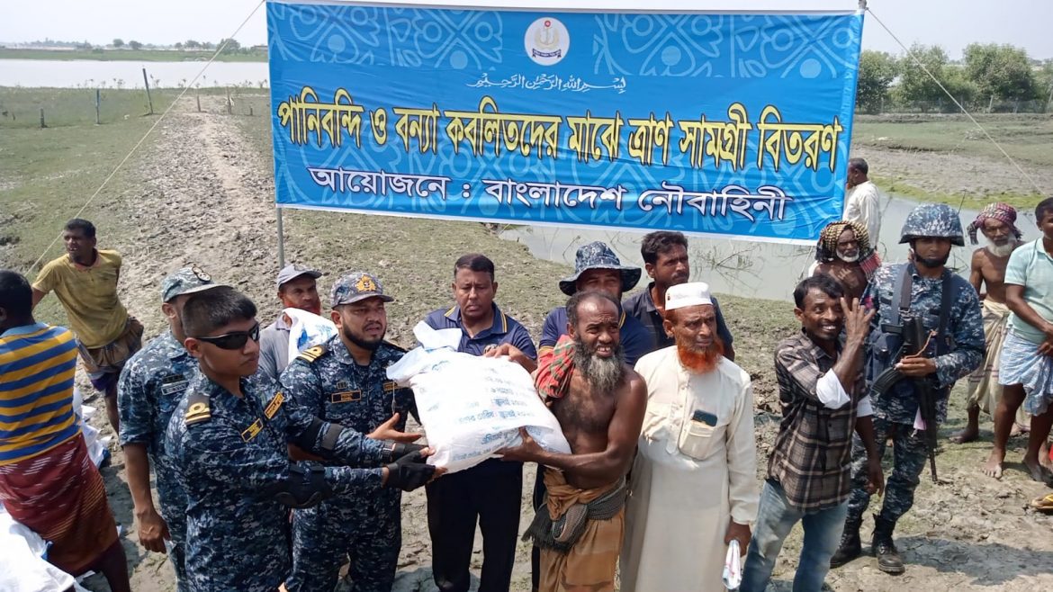 আশাশুনির প্লাবিত এলাকায় নৌবাহিনীর জরুরি ত্রাণ ও মেডিকেল সহায়তা