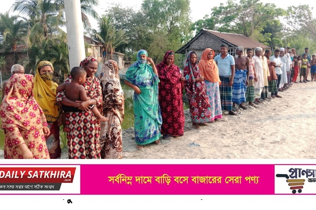 আশাশুনিতে মধ্যযুগীয় কায়দায় নির্যাতনকারী রাজকে গ্রেফতারের দাবিতে মানববন্ধন