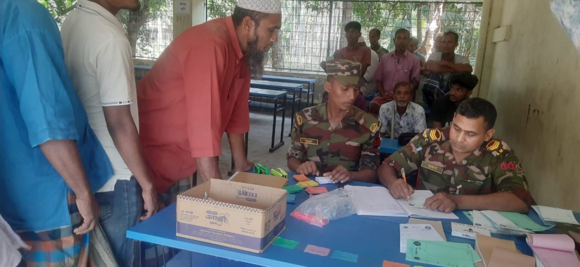 সাতক্ষীরায় বেড়িবাঁধ ভাঙ্গনে ক্ষতিগ্রস্ত মানুষের মধ্যে সেনাবাহিনীর বিনামূল্যে চিকিৎসা সহায়তা