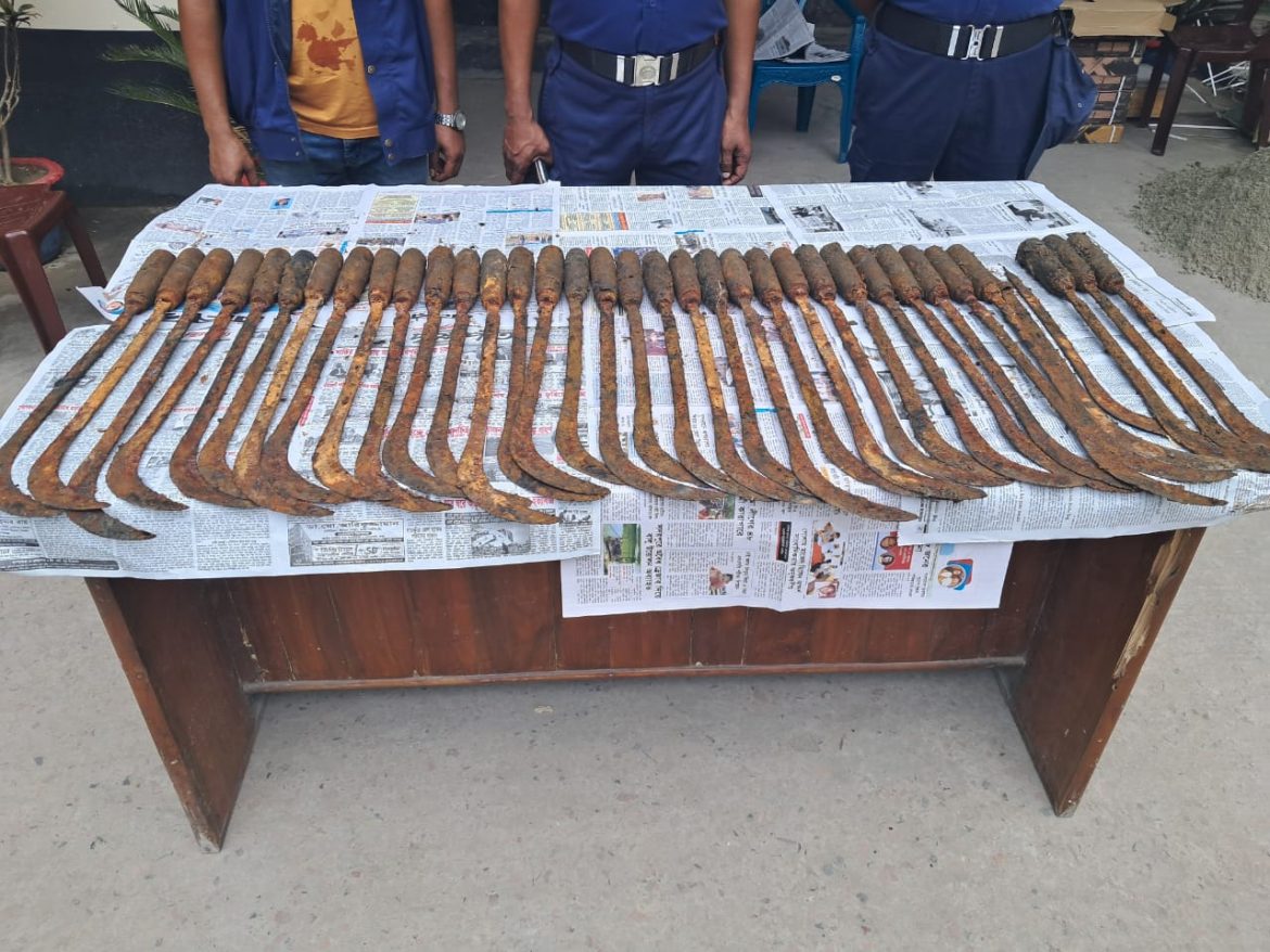 উপজেলা পরিষদের কর্মচারী সাবের মিস্ত্রির পুকুর থেকে ৩৪ পিচ হাসুয়া উদ্ধার