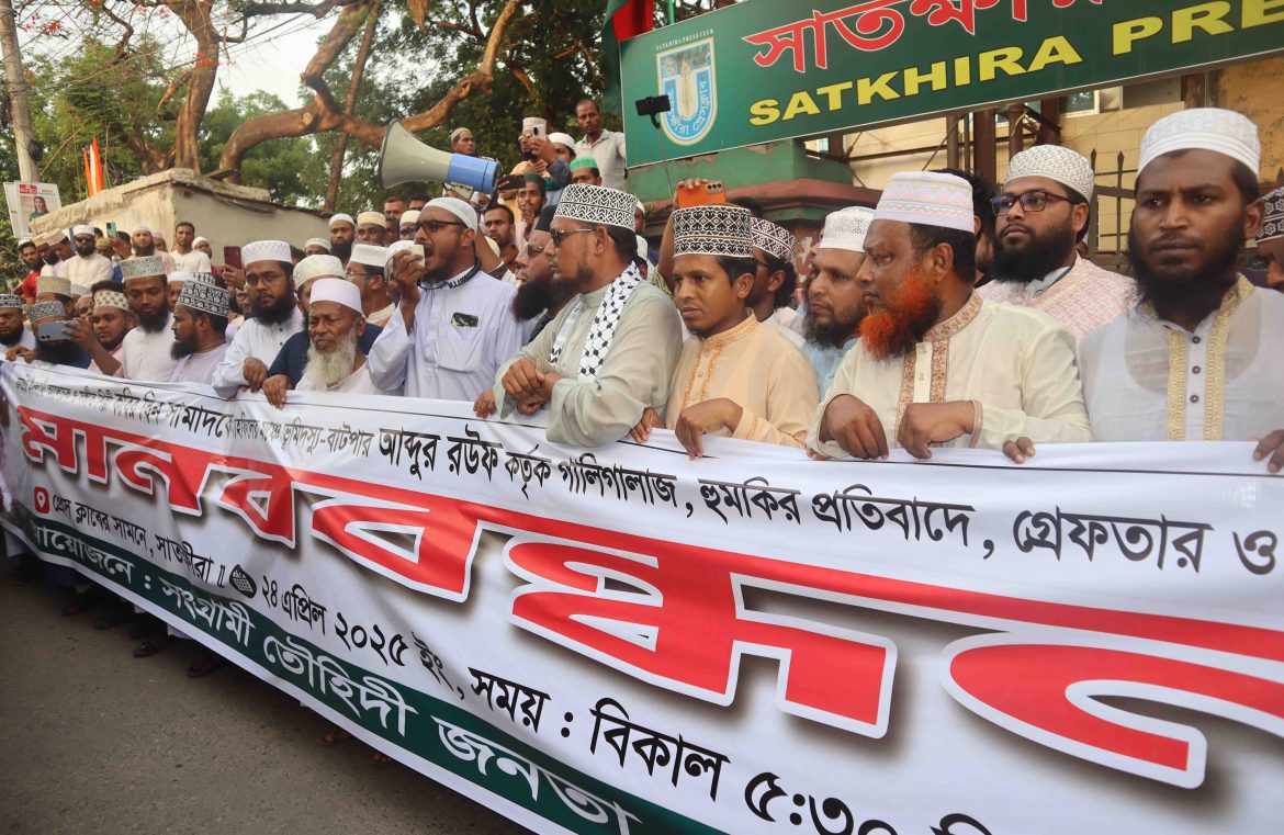 সাতক্ষীরায় শিল্পী কবির বিন সামাদকে হুমকি : প্রতিবাদে মানববন্ধন