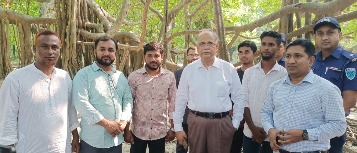 দেবহাটার রুপসী ম্যানগ্রোভ পরিদর্শনে হাইকোর্টের বিচারপতি মাহমুদুল হক