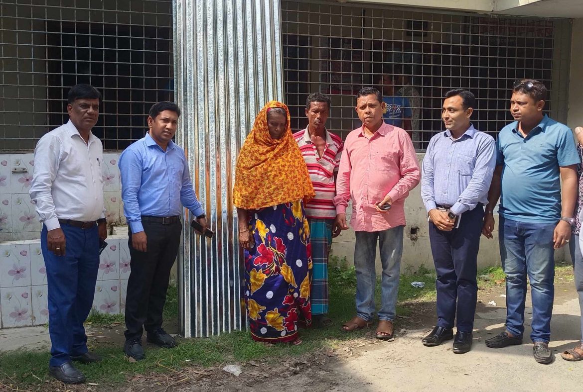 দেবহাটায় আগুনে পোড়া পরিবারকে টিন প্রদান