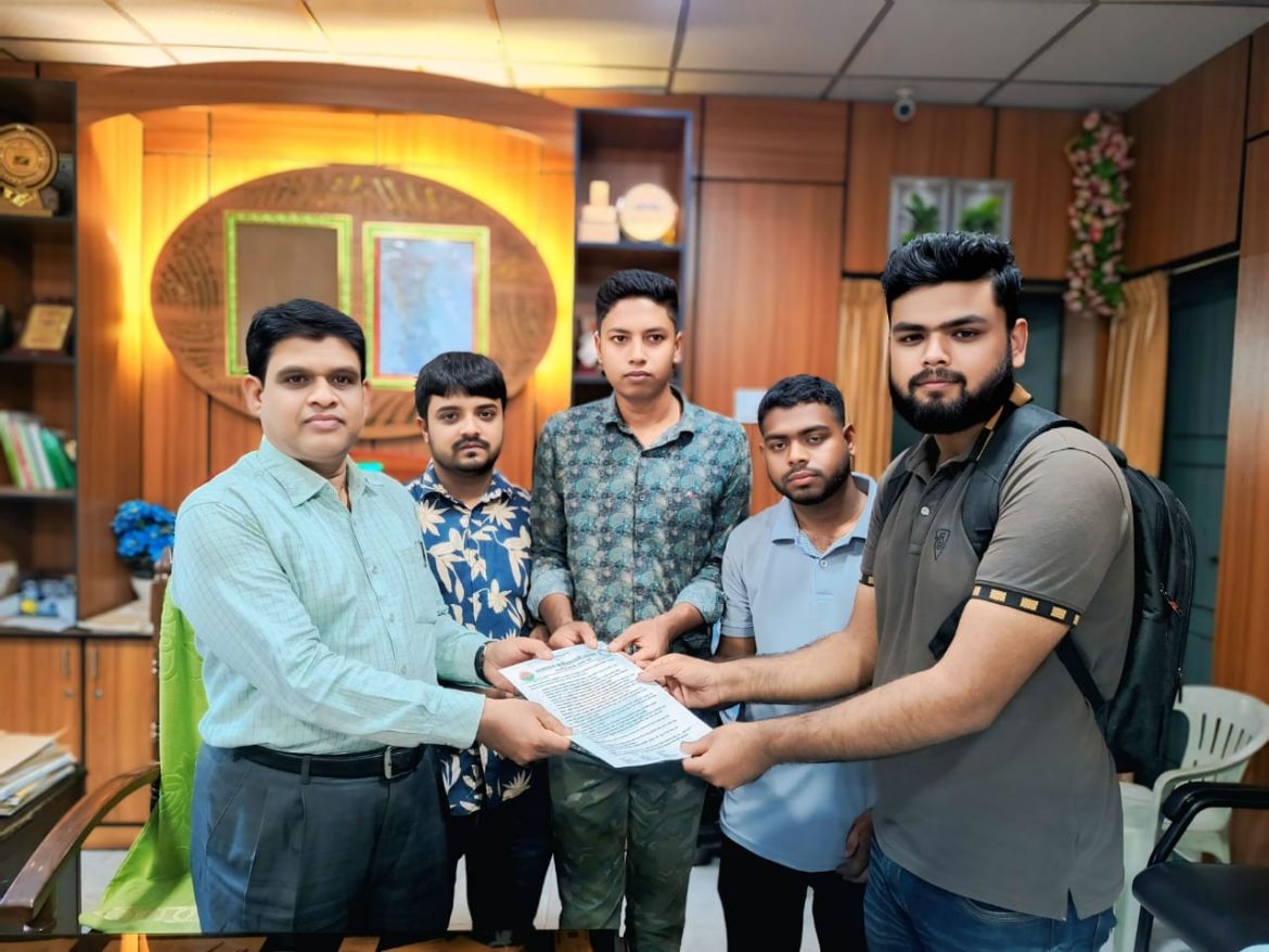 শিক্ষার্থীদের বিভিন্ন সমস্যা নিরসনে কলেজ অধ্যক্ষের কাছে ১২ দফা দাবিতে ছাত্রদলের স্মারকলিপি