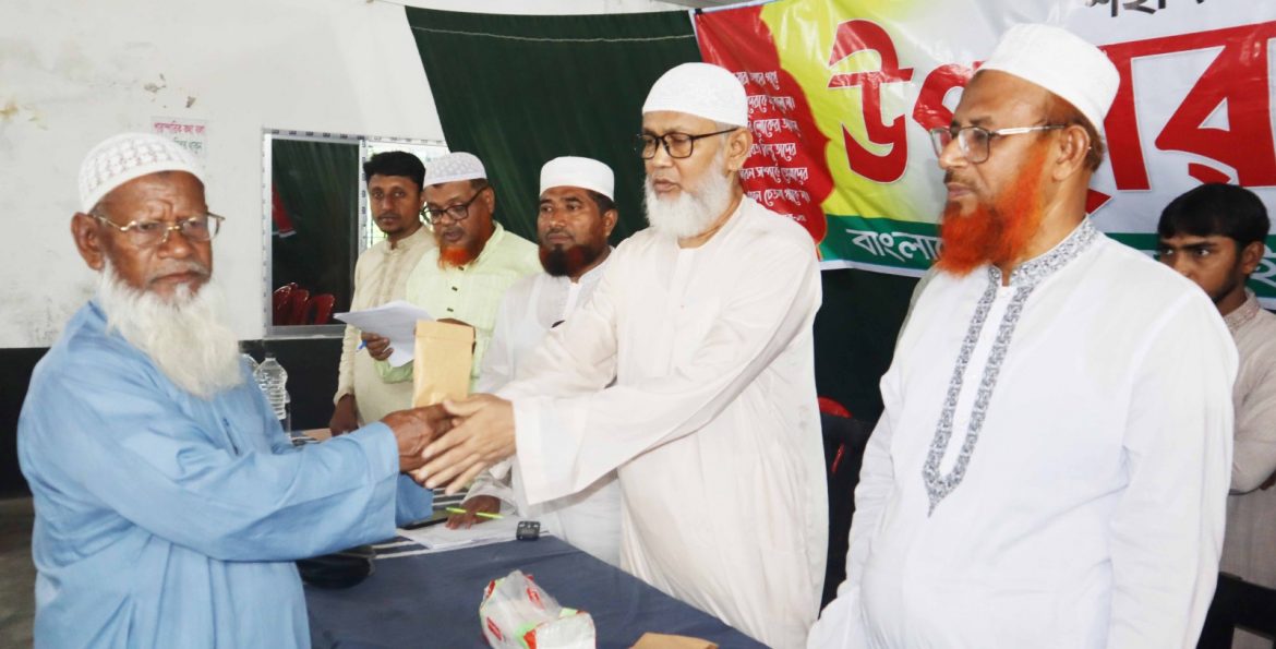 সাতক্ষীরাতে ৩৬ শহীদ পরিবারের মাঝে জামায়াতের উপহার বিতরণ