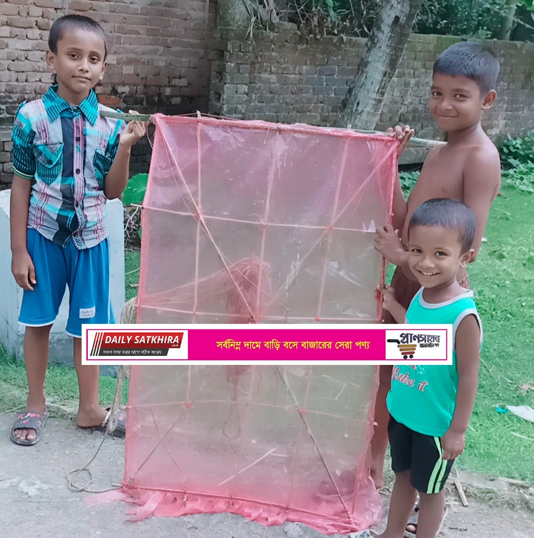 দেবহাটায় হারানো ঐতিহ্যের খোঁজে-শিশুদের হাতে ঘুড়ি ফিরিয়ে আনছে শৈশব