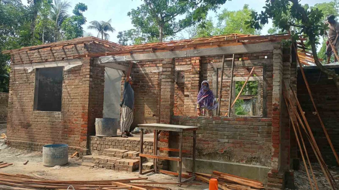 সাতক্ষীরায় দীর্ঘ ১৩ বছর পর নিজ বাড়িতে ফিরেছেন জামায়াত নেতা মোশারাফ